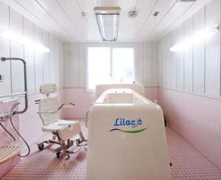 車いすの方でもゆっくりと浴室につかることが出来る機械式浴槽を完備しています。寒い冬にもしっかりと温まれるので大好評です。