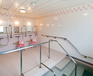 浴室には一般浴槽・個別浴槽・機械浴槽があります。また、一般浴槽の床には「十和田石」という凝固された火山灰が引き詰められており、体を芯から温める効果があります。