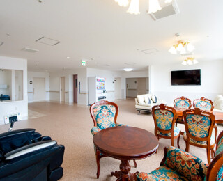 マッサージチェアがありテレビも2台完備。DVDを見ることもできるので皆さんの娯楽スペースとなっています。