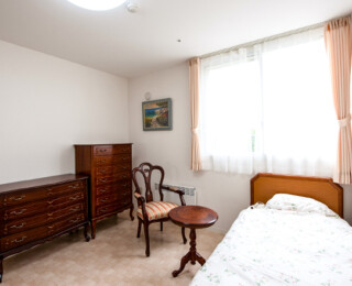 居室には防火カーテン・クローゼット、洗面台を完備しナースコールも備え付けてあります。ベットやテレビなどの家具もおけるような十分なスペースを用意しております。