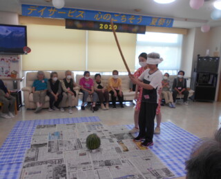 スイカを実際に皆様に割って、おやつの時間に召しあがって頂いております。