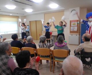 職員の出し物(歌&ダンス)