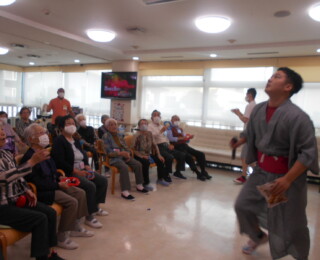 利用者様と職員が一体となって盛り上がるゲームを行っています♪