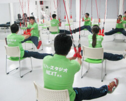 前後左右へ重心を移動するバランス訓練や脚に荷重することによる筋力訓練を実施します。片マヒの方でも転倒することなく、安全に運動を実施することが可能です。