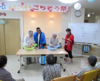 皆様で、歌を歌ったり、踊ったりと楽しんで頂いております。